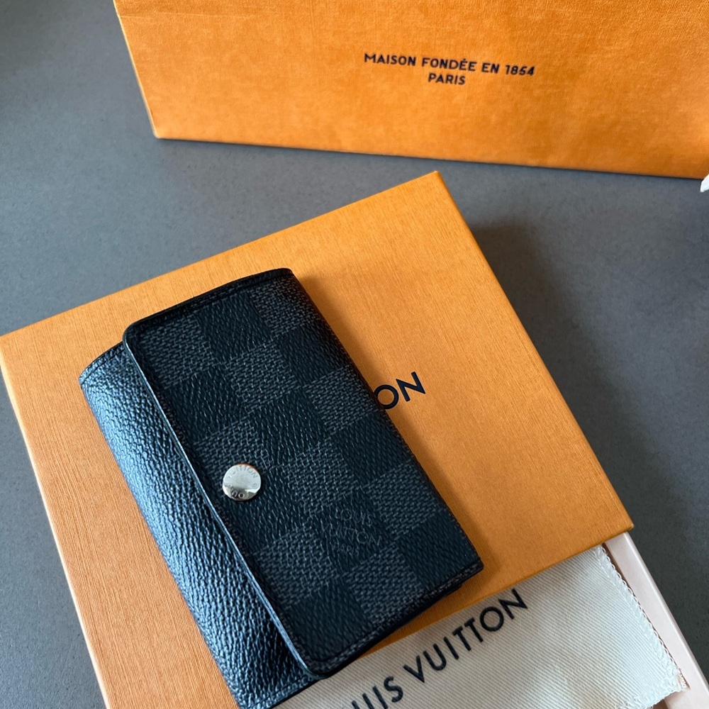 Louis Vuitton Damien graphite 6 key holder. Used